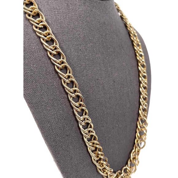❤️ Vintage Ribbed Gold Tone Chunky Curb Chain Necklace - Picture 2 of 5